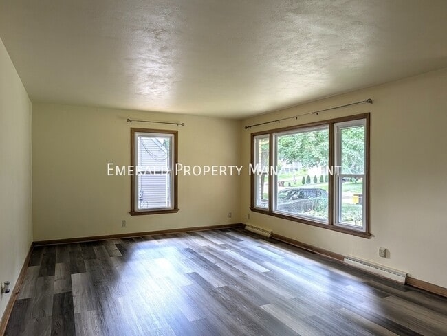 Building Photo - 127 Hilton Ave