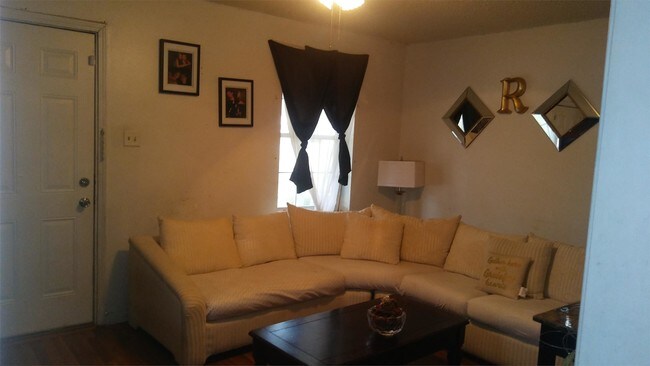 Foto del edificio - 176 Roosevelt Cir