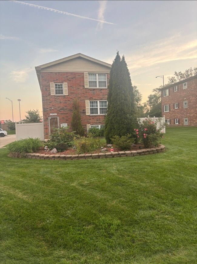 Building Photo - 21W205 Tee Ln