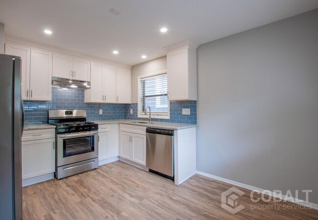 Foto del edificio - 886 St Charles Ave NE