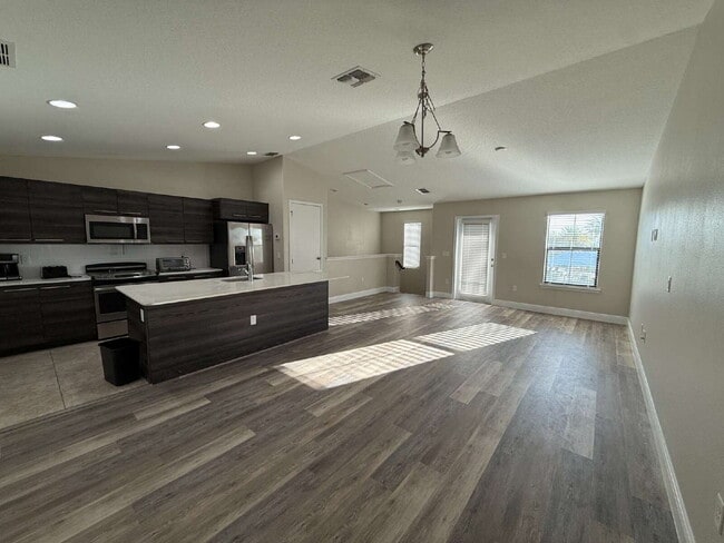 Foto del edificio - Charming 2-Bed, 2-Bath Townhouse Retreat o...