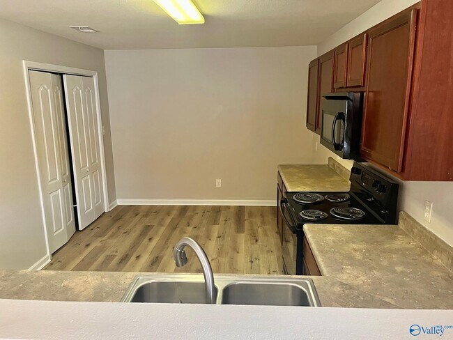 Building Photo - 193 Cloverbrook Dr