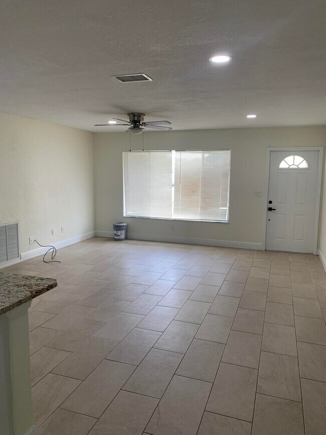 Foto del edificio - 445 SW Tulip Blvd