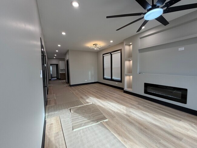 Foto del edificio - 5252 W Berteau Ave