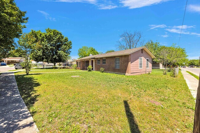 Foto del edificio - Beautiful 4 Bedroom/2 Bathroom Single Stor...