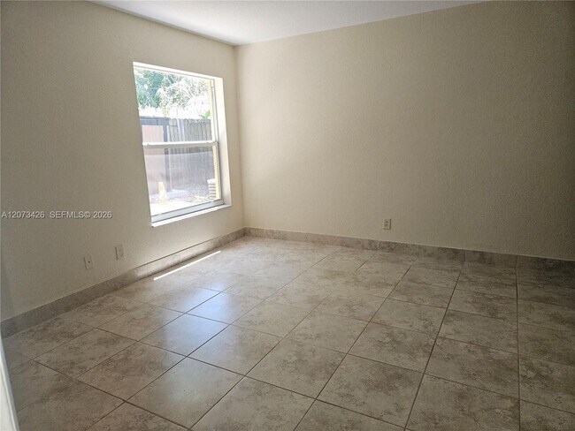 Foto del edificio - 2500 NE 193rd St