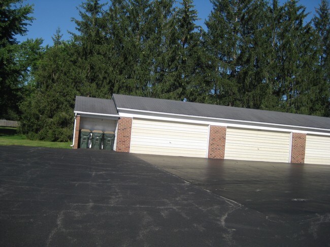 Garajes - 8427 Colwyn Ct