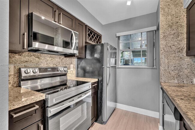 Foto del edificio - 2850 N Oakland Forest Dr