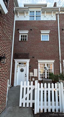 Foto del edificio - 21331 Catawba Ave