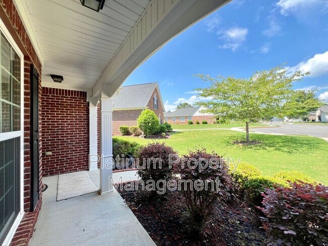 Building Photo - 3615 Stoneleigh Run Dr NE
