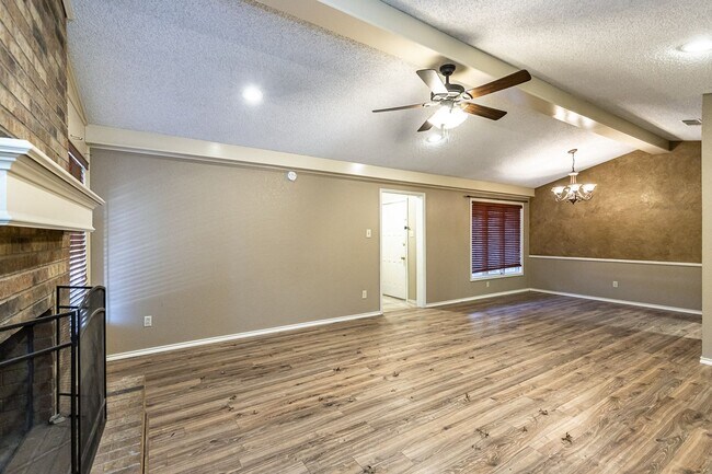 Foto del edificio - Luxury 2 Bedroom 2 Bath Duplex in Shadow H...