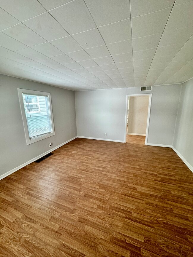 Building Photo - 3056 N Euclid-2 bed/1 Bath - Move in ready