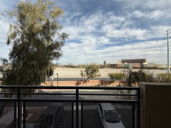 Foto del edificio - MODERN 2BD/2.5BA CORNER LOT CONDO W/ VIEWS...