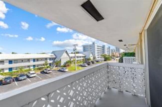 Building Photo - 3220 Bayview Dr
