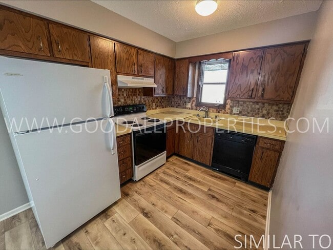 Building Photo - Ground-level condo featuring 2 bedrooms and 1 full bathroom, along with a detached garage.