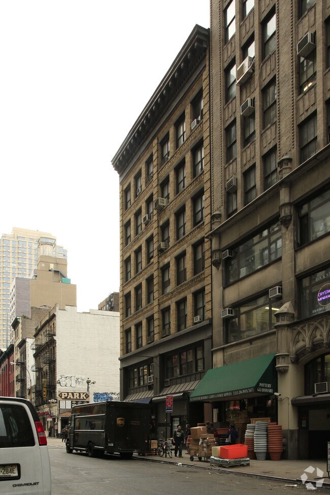 Building Photo - 146-148 W 28th St