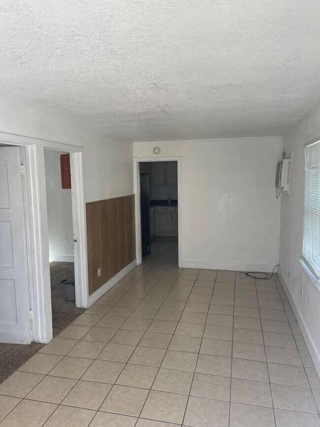 Building Photo - Hughson 2 Bedroom Back Unit Water, Sewer, ...