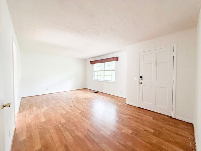 Foto del edificio - 2-Bedroom Home with Bonus Room & Large Wooden Deck | Pet-Friendly Near I-40 & City Lake