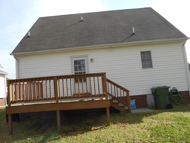 Building Photo - 3 Bedroom 2 Full baths