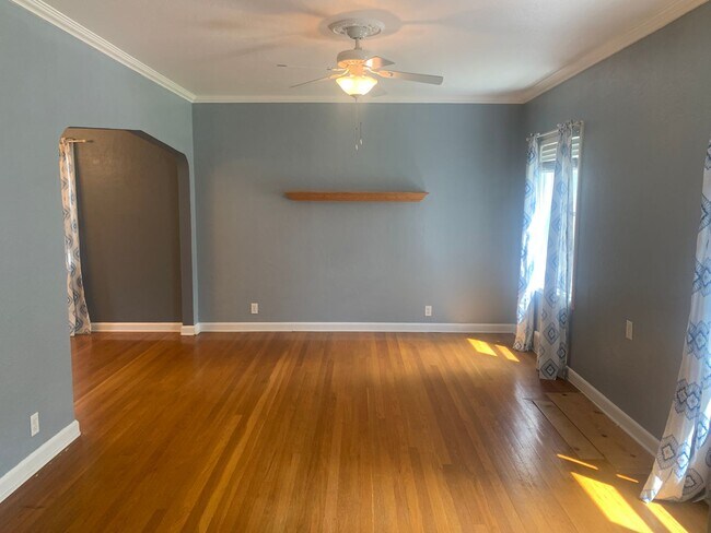 Building Photo - 4 bedroom 2 bathroom house