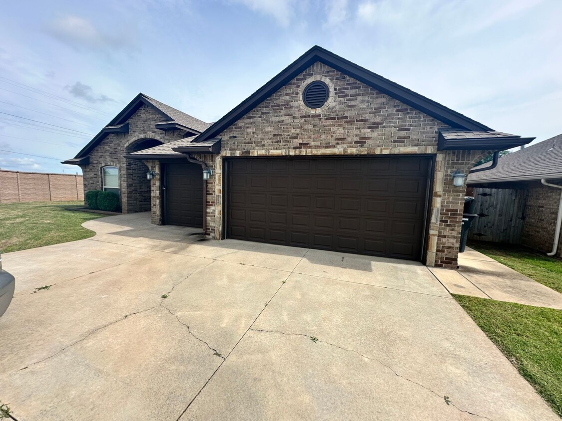 Foto principal - 3 bed 2 bath NE Moore