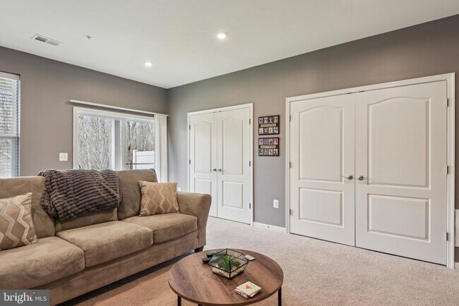Foto del edificio - 1306 Hawk Hollow Dr