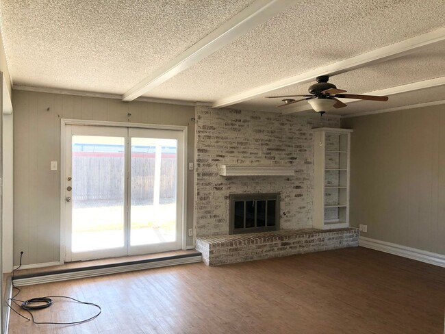 Building Photo - Bonus Room!