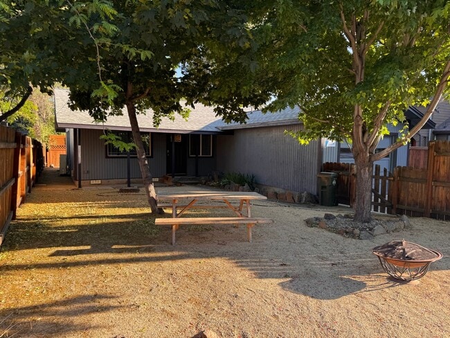 Building Photo - Fully Remodeled 3BR/1BA in the Heart of Bend