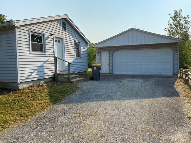 Building Photo - Available Sept 10 , 2026!