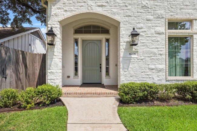 Foto del edificio - 6206 Piping Rock Ln