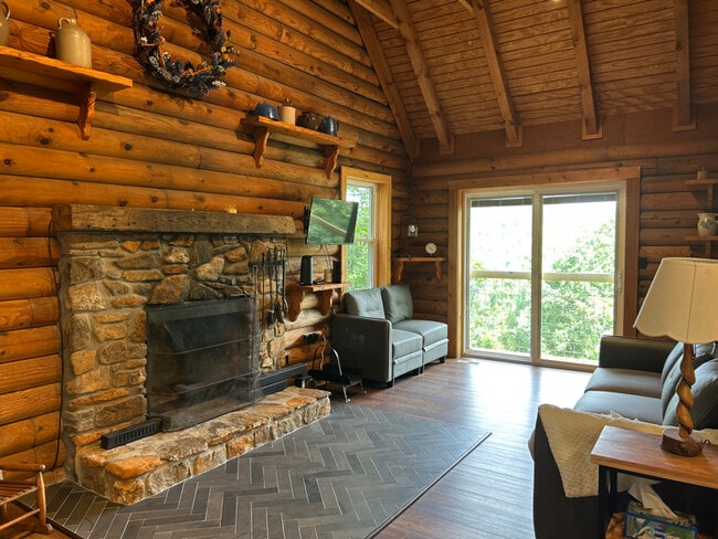 Building Photo - 682 Windridge Dr