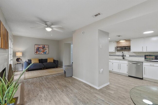 Building Photo - 6405 Chimney Creek Cir