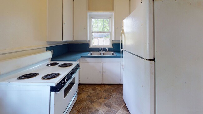 Building Photo - This 2/1 in the Broadmoor Community is rea...