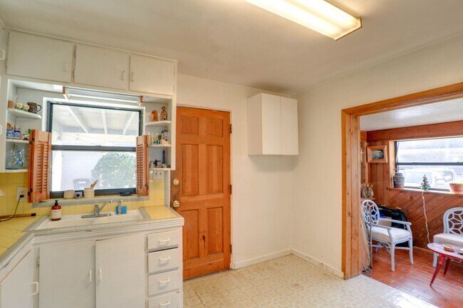 Building Photo - 913 Essex Pl