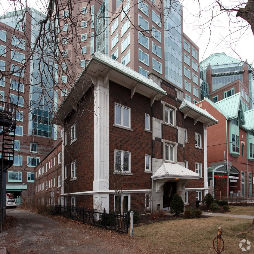 Building Photo - 44 Huntley St