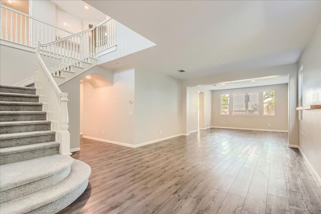 Building Photo - Gorgeous 4 Bd/4.5 Ba + Loft Home in 4S Ran...
