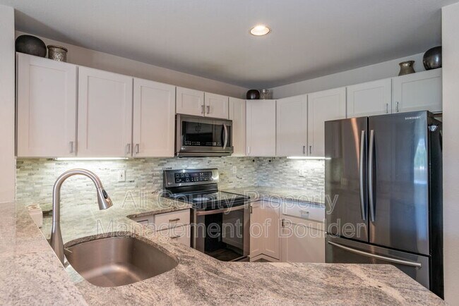 Building Photo - 33 S Boulder Cir