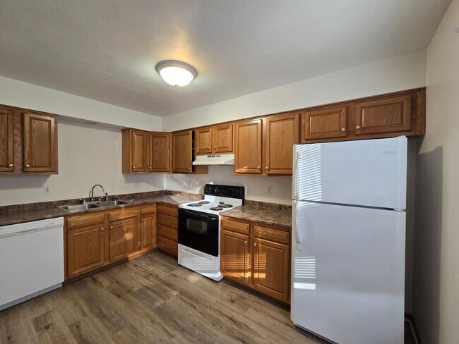 Foto del edificio - Large 2 Bedroom Townhouse - Burrell School District - Next to Hill Crest Country Club