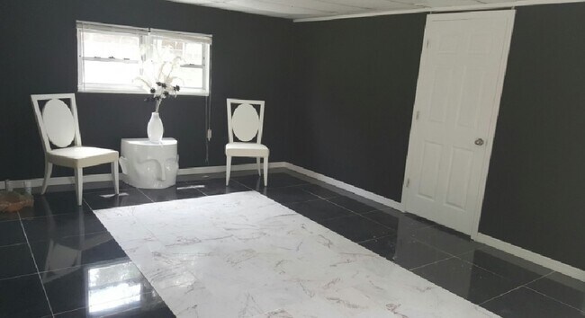 sala de estar con azulejos de mármol hechos a medida - 399 Ave B Ave SE