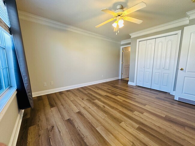 Building Photo - Modern 3BR Home Near UT – Vaulted Ceilings, Granite Kitchen & Prime Knoxville Location