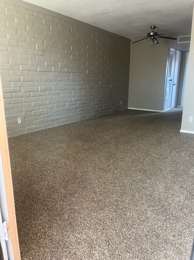 1X1 LR W CARPET - Vista Village Apartments