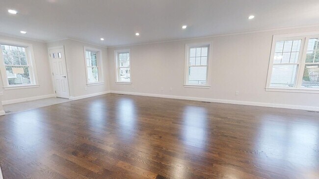 Foto del edificio - Modern 3-bed + 3-bath with central air & g...