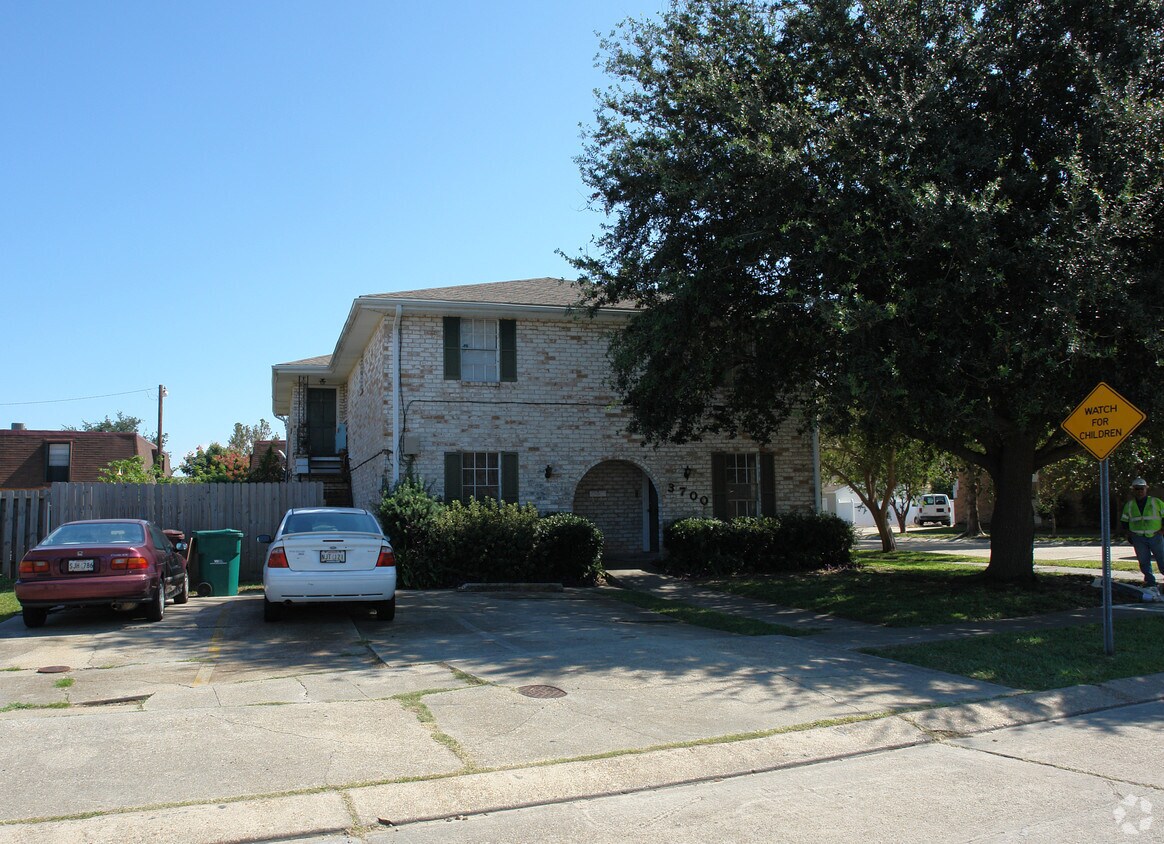 Primary Photo - 3700 Martinique Ave