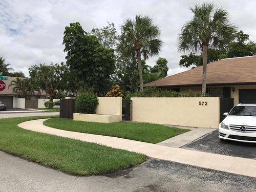 Primary Photo - 572 SW 28th Ave
