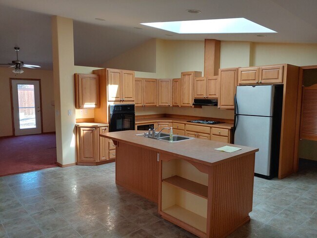 Foto del edificio - Quiet Neighborhood 55+Community-front landscaping included