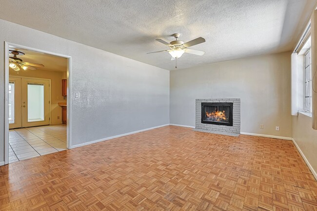 Building Photo - WALK TO ASU.  6 Bed 4 Bath right near campus