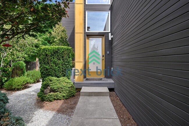 Building Photo - "Spacious 4-Bedroom Seattle Home with 3 Full Baths and 2,420 Sq. Ft. of Comfort!"