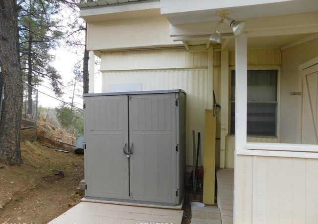 Building Photo - Queen Aire 2