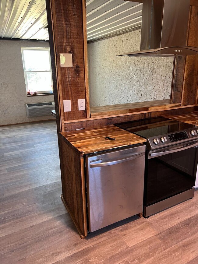 Building Photo - Jacksboro 37757 - 2 bedroom, 1 bath apartm...