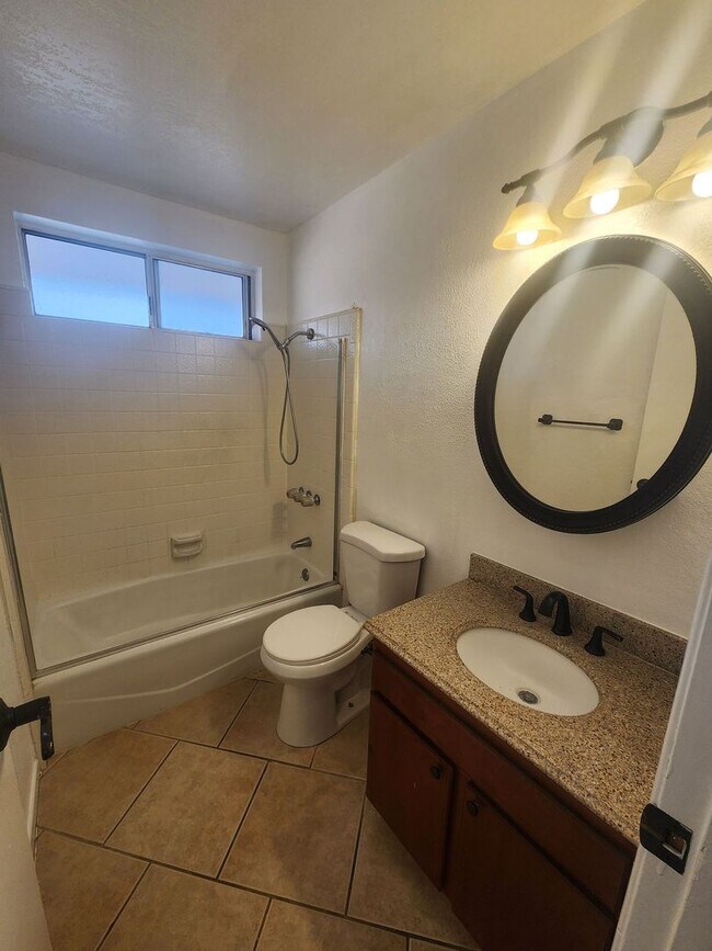 Building Photo - Two Bedroom Two Bath Home